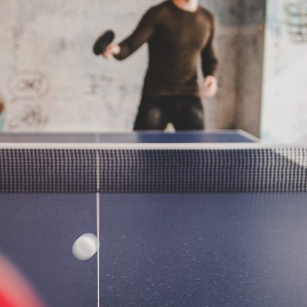 Sébastien, jeune homme malentendant intègre le club de tennis de table d’Aurillac